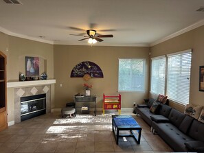 Smart TV, fireplace - A Gorgeous Home Stay for Vacation and Business (Roseville)