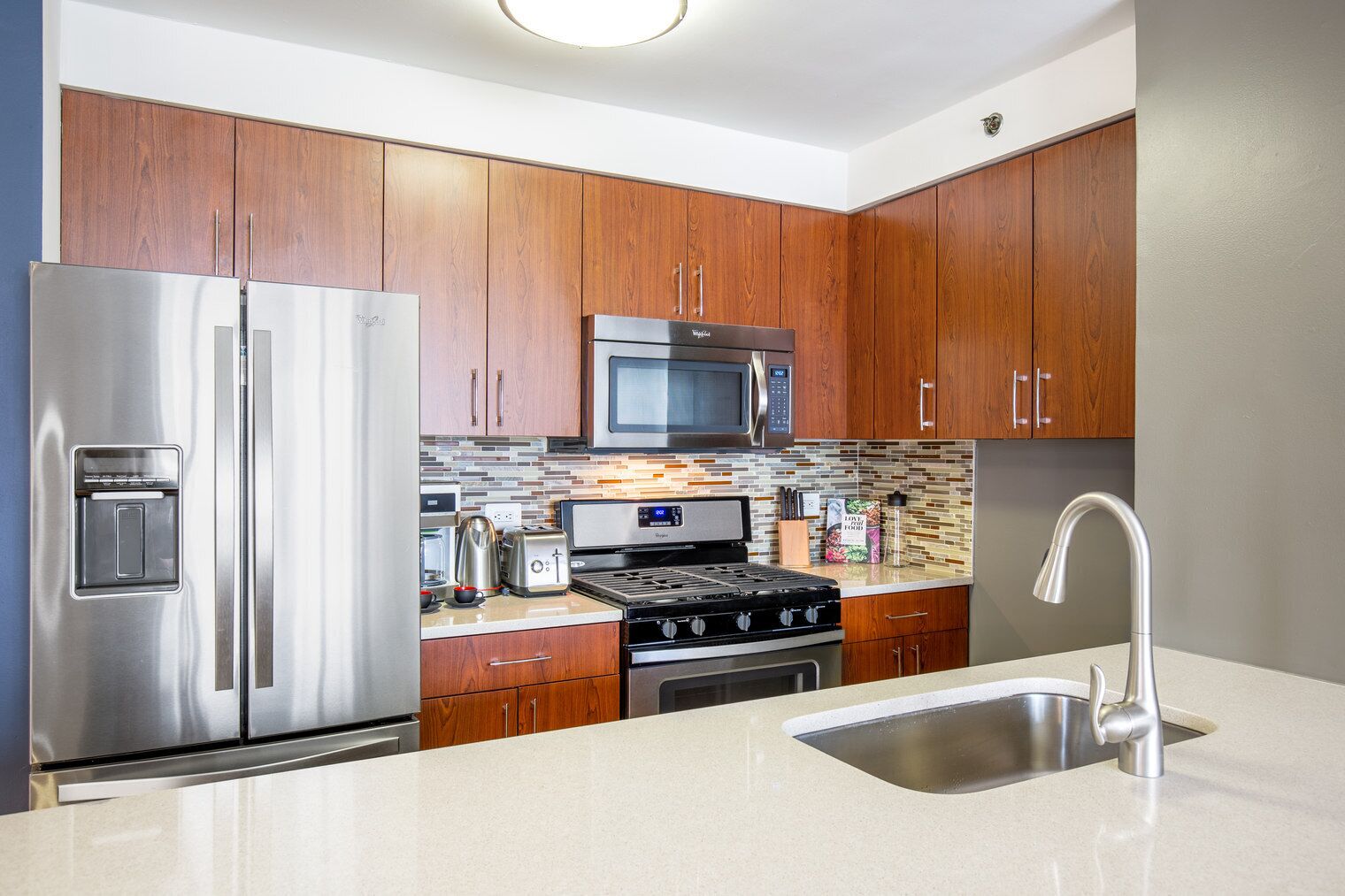 ثلاجة، ميكروويف، فرن، غسالة أطباق