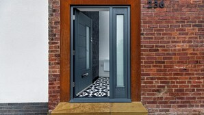 Una porta con il numero 236 affisso sulla parete accanto.