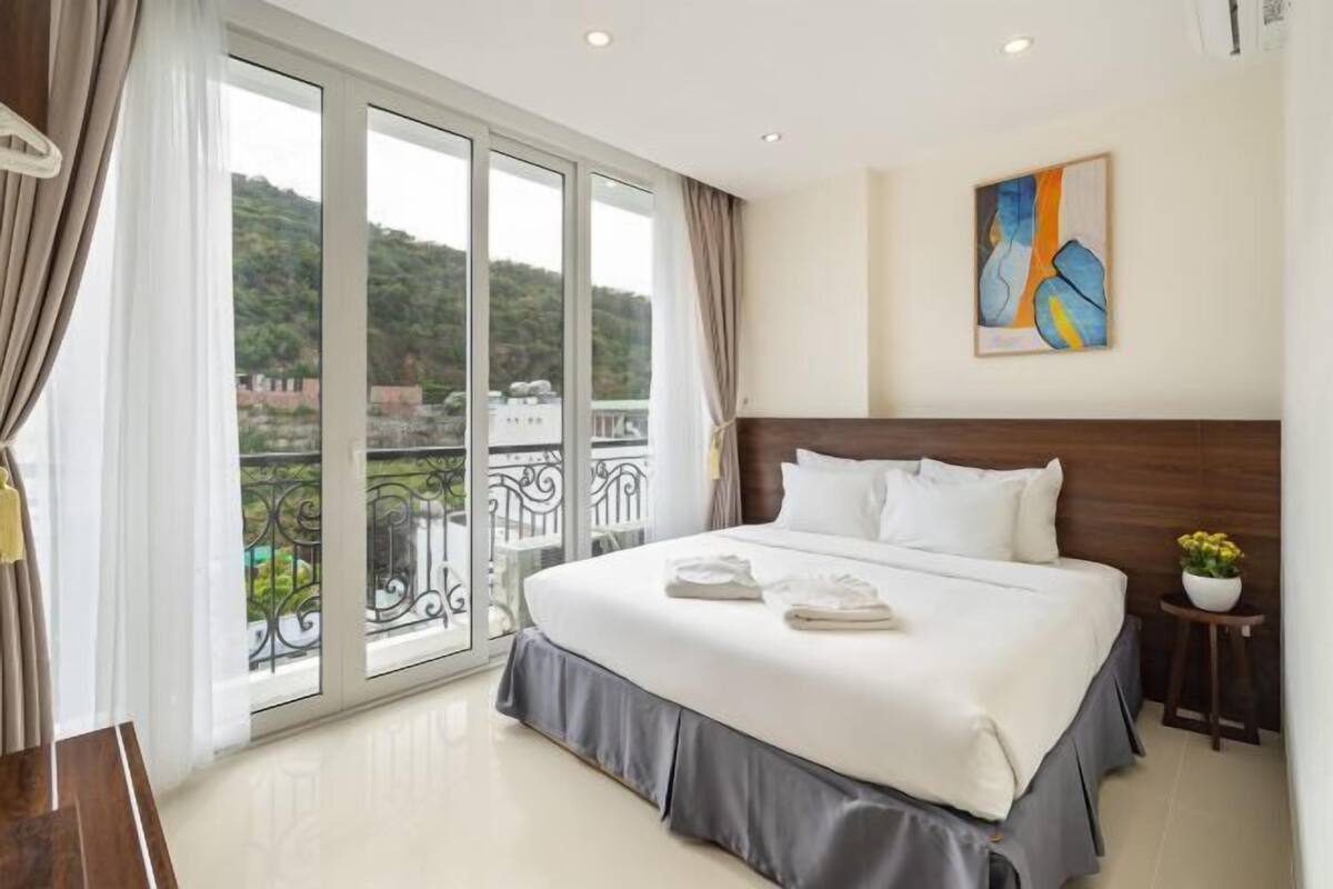 Premium bedding, Select Comfort beds, free minibar items, desk
