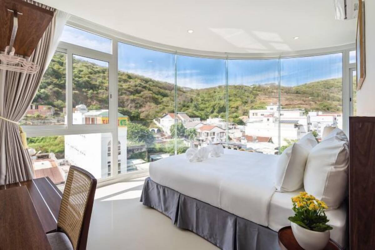 Premium bedding, Select Comfort beds, free minibar items, desk