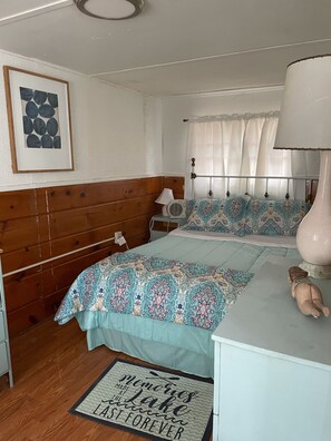 1 bedroom, WiFi, bed sheets - #4-The Lazy Fish (Au Sable Charter Township)