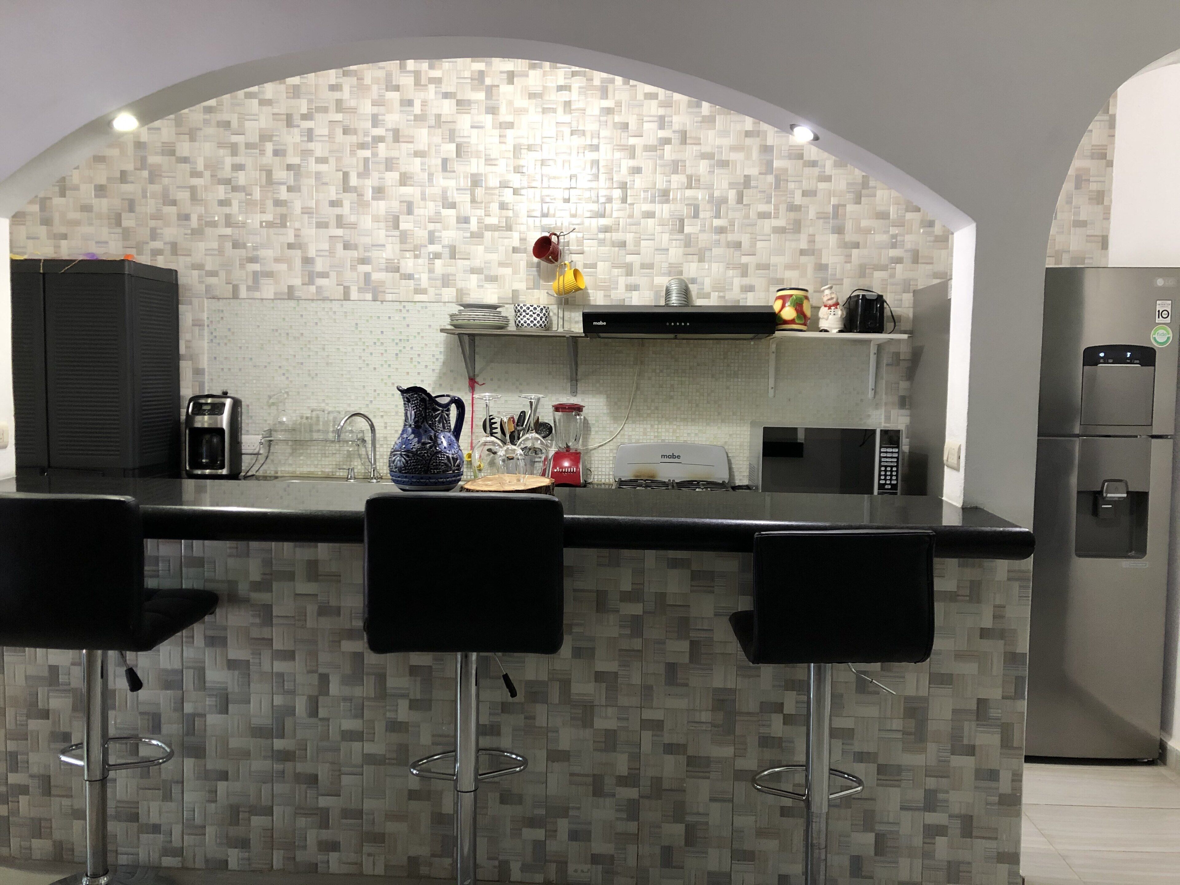 Kjøleskap, mikrobølgeovn, ovn og kaffetrakter/tekoker