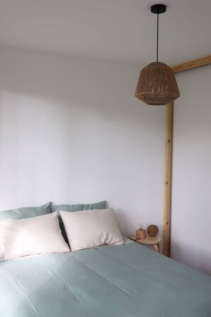 1 habitación, tabla de planchar con plancha, internet y ropa de cama 