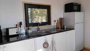 Fridge, microwave, oven, cookware/dishes/utensils - Casinha Do Rio - Relax in the middle of Nature (Viana do Castelo)
