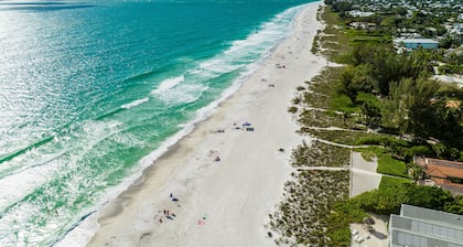 Beach Condo with Pool Near Holmes Beach
