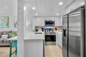 Geladeira, micro-ondas, fogão, cooktop
