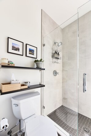 Shower, hair dryer, towels, soap - Brand New Designer Row Home 3BR (Oakland)