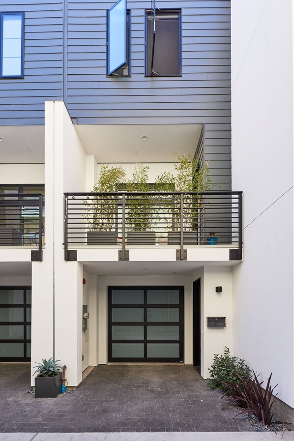 Exterior detail - Brand New Designer Row Home 3BR (Oakland)