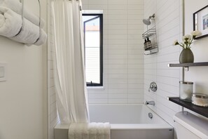 Doccia, asciugacapelli, asciugamani, sapone
