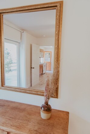 Interior - Tadpole Cottage (Cloverdale)