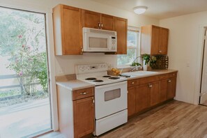 Private kitchen - Tadpole Cottage (Cloverdale)