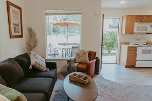 Living area - Tadpole Cottage (Cloverdale)