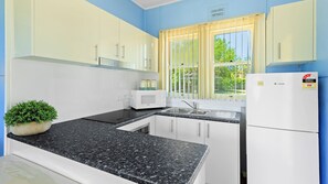 Fridge, microwave, oven, stovetop - The Retreat -  Huskisson (Huskisson)