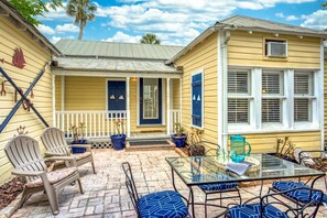 Outdoor dining - Historic! Walk to Downtown Attractions and Restaurants! Courtyard, Parking, $300 in Free Tickets! (St. Augustine)