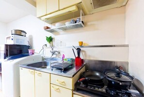 Double or Twin Room, Non Smoking | Private kitchenette | Fridge, microwave, stovetop, cookware/dishes/utensils - Commence4 (Sapporo)