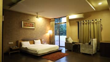 Superior Room | Desk, bed sheets