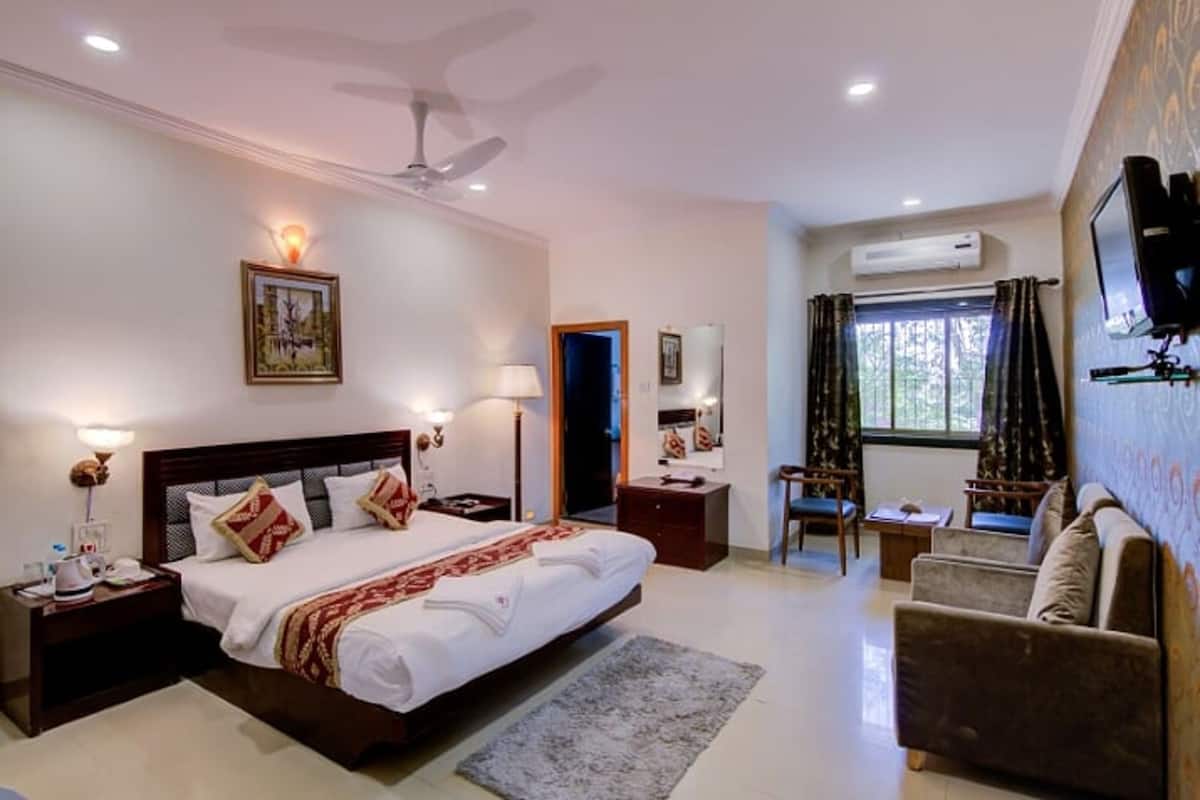 Superior Room | Desk, bed sheets