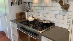 Forno, piano cottura, lavastoviglie, pentole/stoviglie/utensili