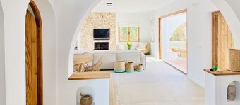 Beautifully renovated vila 2 steps from the beach (max 8 adults or 6 adults and 4 children)