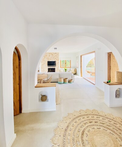 Beautifully renovated vila 2 steps from the beach (max 8 adults or 6 adults and 4 children)