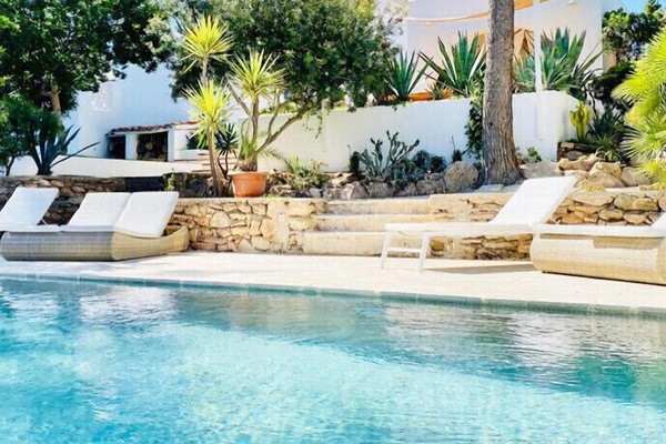 8 sunbeds to relax at the swimming pool