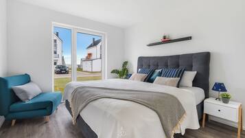 2 Schlafzimmer, Schreibtisch, Bügeleisen/Bügelbrett, Reisekinderbett