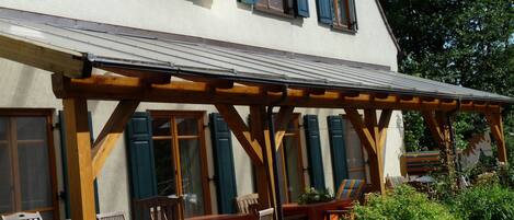 Vista frontal de la propiedad