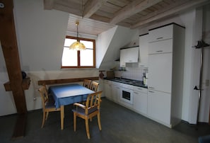 Condo, varias camas | Cocina privada | Horno, parrilla de estufa, tostadora y utensilios de cocina 