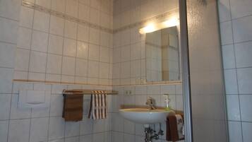 Condo, nhiều giường | Phòng tắm | Buồng tắm vòi sen, khăn tắm