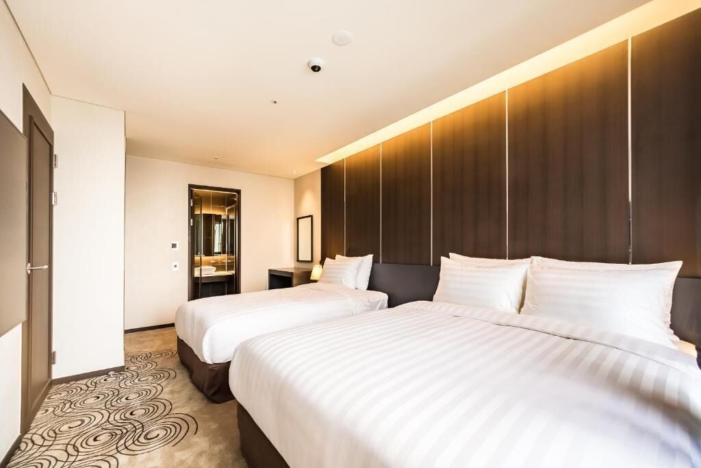 royal room, 1 bedroom, non smoking | 1 bedroom, in-room safe, desk, laptop workspace