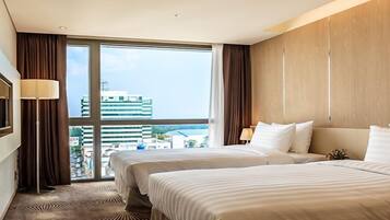 Superior Room, 2 Twin Beds, Non Smoking | In-room safe, desk, laptop workspace, blackout drapes