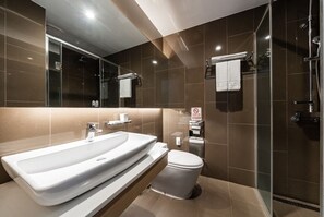 Chambre Supérieure, 2 lits une place, non-fumeurs | Salle de bain | Douche, sèche-cheveux, chaussons, serviettes fournies