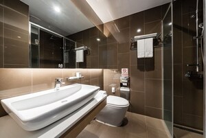 Superior Room, 2 Katil Bujang (Single), Non Smoking | Bilik Mandi | Pancuran mandi, pengering rambut, selipar, tuala disediakan 