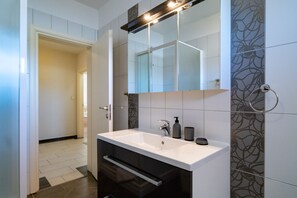 Hårtørrer, håndklæder, Sæbe, Toiletpapir