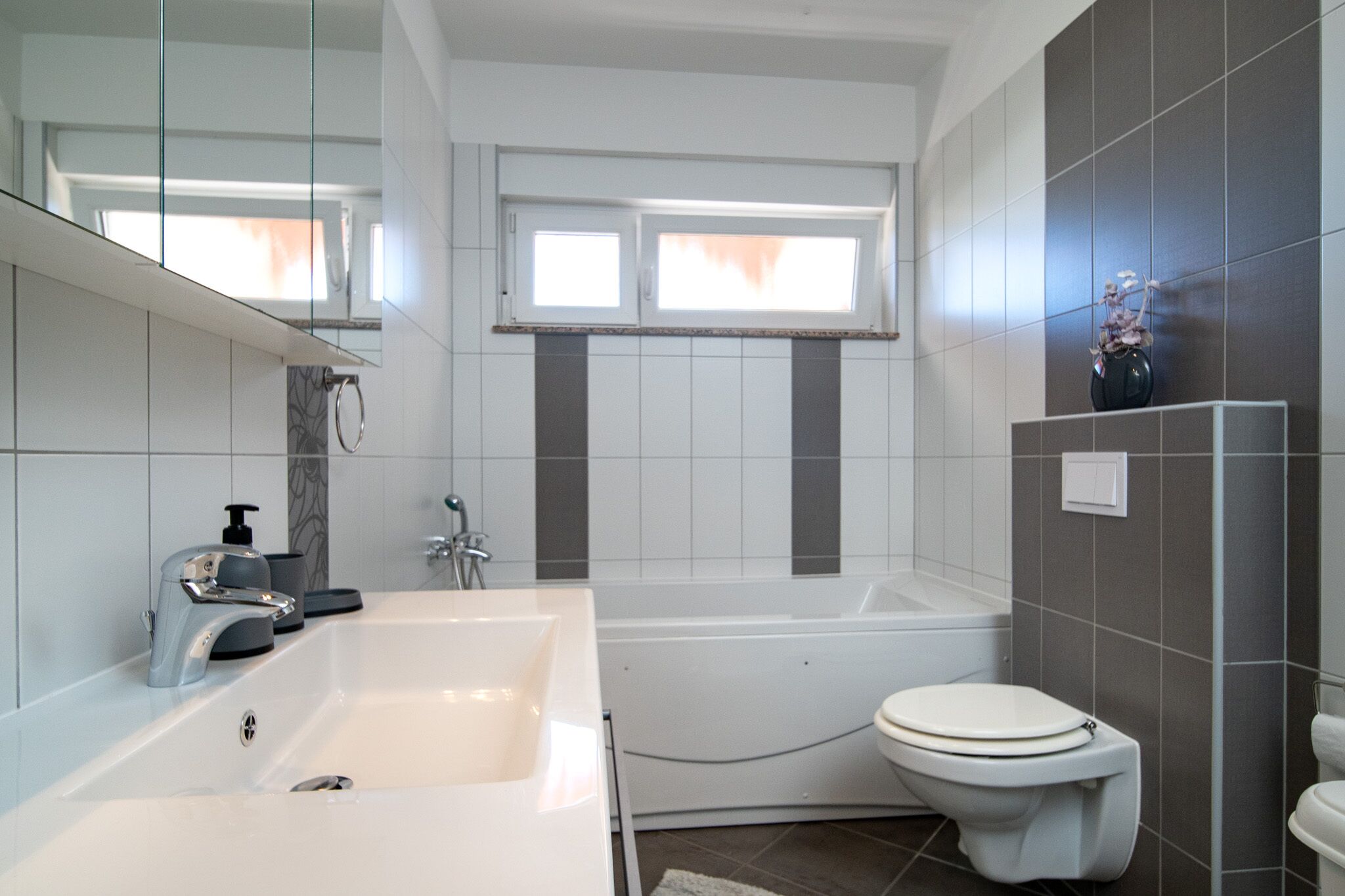 Haartrockner, Handtücher, Seife, Toilettenpapier