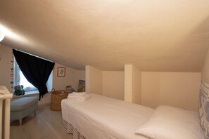 3 bedrooms, desk, iron/ironing board, free WiFi