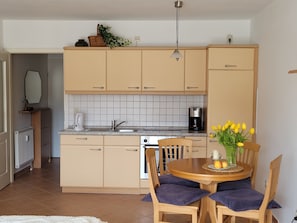 Kühlschrank, Ofen, Wasserkocher mit Kaffee-/Teezubehör, Wasserkocher