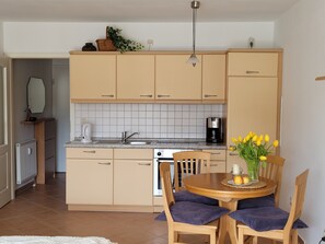 Kjøleskap, ovn, kaffetrakter/tekoker og vannkoker