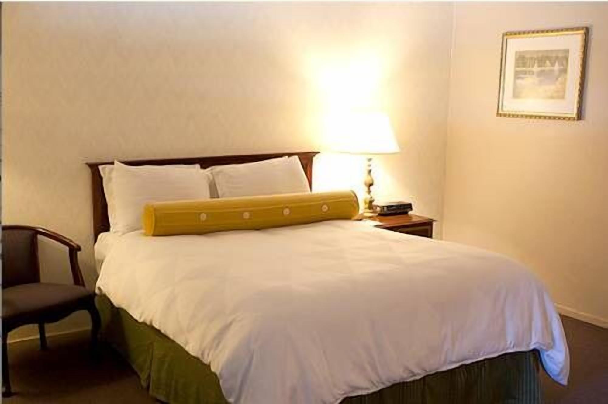 Just What You Were Looking For! Free Breakfast, Free Parking, Pool!