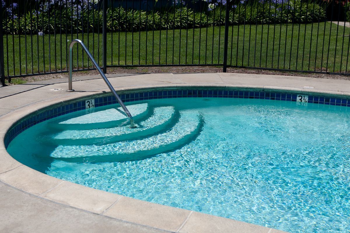 Amazing Getaway! Pool, Free Parking, Free Breakfast, Near Oakland Coliseum!