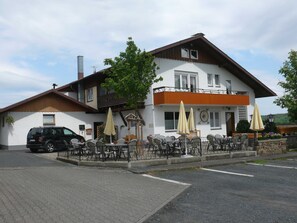 Outdoor dining - Small comfort four-bed room - Waldhotel Dornröschenshöh (Edertal)