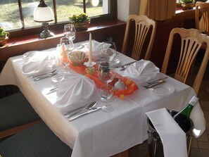 Unclassified image, 2 of 22, button - Small comfort four-bed room - Waldhotel Dornröschenshöh (Edertal)