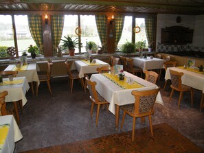 Unclassified image, 5 of 22, button - Small comfort four-bed room - Waldhotel Dornröschenshöh (Edertal)