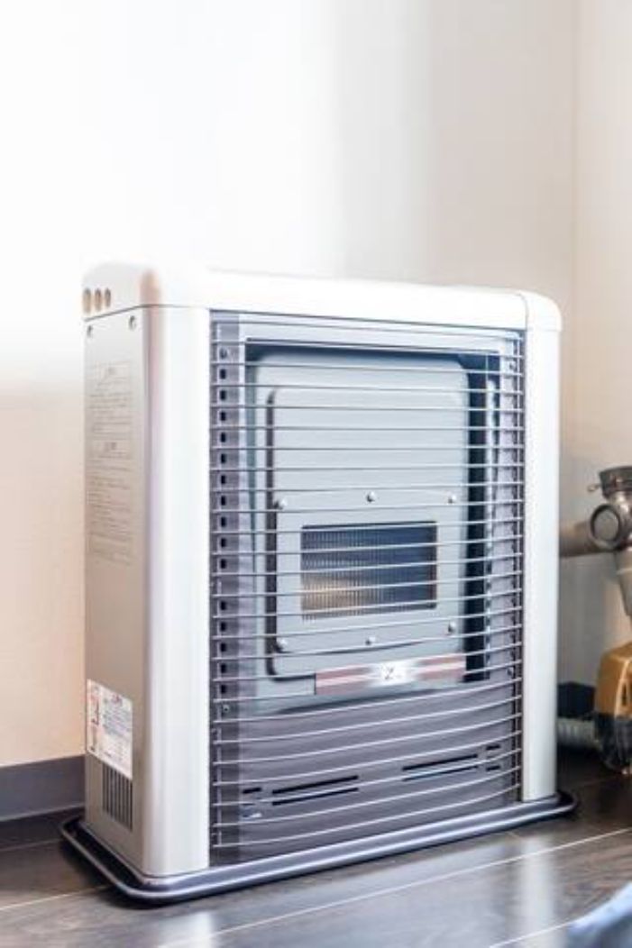 Un calefactor portátil con panel de control y cable de alimentación.