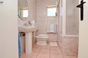 Apartamento (Two Bedroom Apartment) | Banheiro | Chuveiro, toalhas de banho