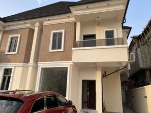Exterior - Luxurious and Inviting 4-bed House in Chevro-lekki (Lekki)