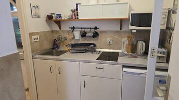 Appartement (One Bedroom Apartment) | Cuisine privée | Réfrigérateur