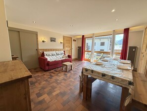 TV - "Charming 2-Room Apartment in Praz-Sur-Arly, Close to Ski Slopes - Sleeps 5" (Praz-sur-Arly)
