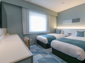 A hotel room with two beds, a desk, and a chair. - Fukuoka U-BELL Hotel (Fukuoka)